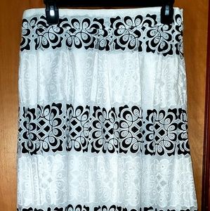 Beautiful midi skirt with floral embroidery